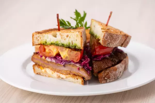 「ニューヨークレストラン「サラベス」秋の期間限定スペシャルメニュー「紫芋のパンケーキ」／「シュニッツェルサンド」」の画像