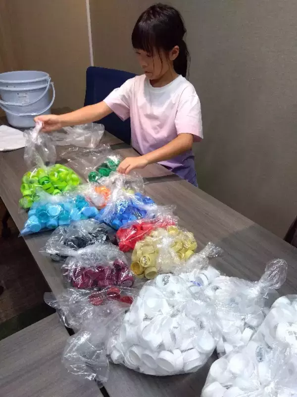 「「株式会社こども会議（仮）」と共創、玉川高島屋S.C.に“環境”を楽しく考える「ペットボトルキャップベンチ」を設置」の画像
