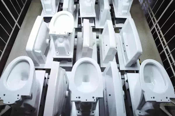 「LIXIL榎戸工場にて、製造工程で発生する陶器片を衛生陶器の原料として100%再資源化する製造方法を確立し、運用開始」の画像