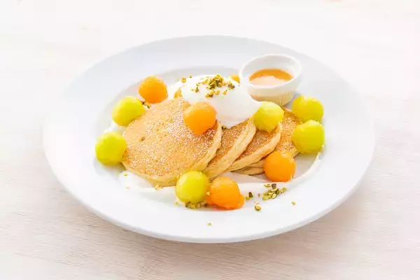 「ニューヨークレストラン「サラベス」ルミネ新宿店　期間限定スペシャルメニュー「フラッフィーメロンパンケーキ」」の画像