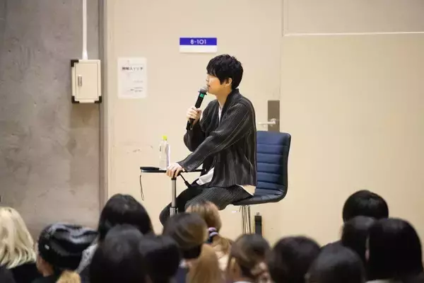 「声優・梶裕貴氏の音声AIプロジェクト「そよぎフラクタル」と東京造形大学がコラボレーション展示『梵そよぎと未来のクリエイター』」の画像