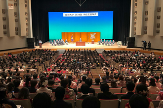2025年度 愛知大学学位記授与式で初のサプライズゲストが登壇