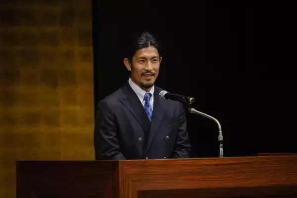 「2025年度 愛知大学学位記授与式で初のサプライズゲストが登壇」の画像