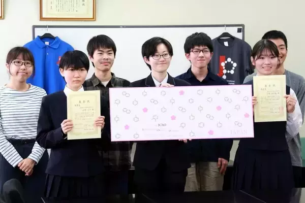 「弘前大学で「国際大会交歓グッズ 高校生デザインコンテスト in 青森」表彰式を開催－国際化学オリンピックで日本代表が世界各国の代表と交流するための「手ぬぐい」をデザイン」の画像