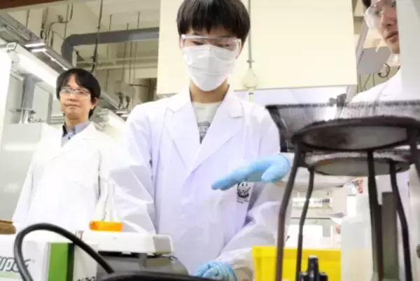 「弘前大学で「国際大会交歓グッズ 高校生デザインコンテスト in 青森」表彰式を開催－国際化学オリンピックで日本代表が世界各国の代表と交流するための「手ぬぐい」をデザイン」の画像