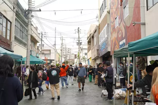 「＜一般財団法人　表現革新振興財団＞沖縄市・コザ銀天街で「ミューラルワークショップ」を開催」の画像