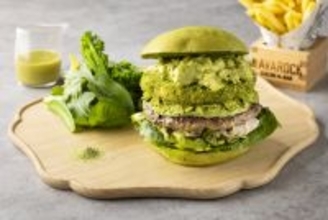 【コートヤード・バイ・マリオット 新大阪ステーション】抹茶の香りと鮮やかな緑が春の訪れを告げる、抹茶づくしのハンバーガー。春限定「MATCHA BURGER(抹茶 バーガー) 」を発売