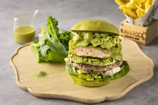 「【コートヤード・バイ・マリオット 新大阪ステーション】抹茶の香りと鮮やかな緑が春の訪れを告げる、抹茶づくしのハンバーガー。春限定「MATCHA BURGER(抹茶 バーガー) 」を発売」の画像