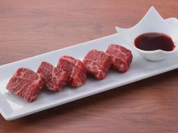 「【牛角】わずか“0.15％”の奇跡。この春、ついに解禁！シャトーブリアンと同程度の取得量を誇る「厳選上みすじ」登場～「トリュフ香る赤ワインソース」で仕立てる特別仕様～」の画像