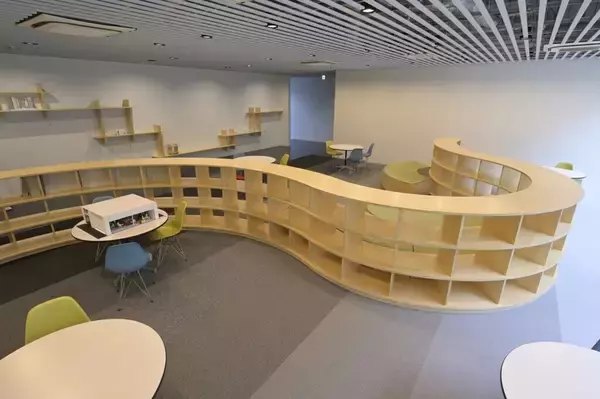 「東京工芸大学工学部の学生と教員が協働して設計　建築を学ぶ学生の交流と創造の拠点「建築ラウンジ」完成」の画像