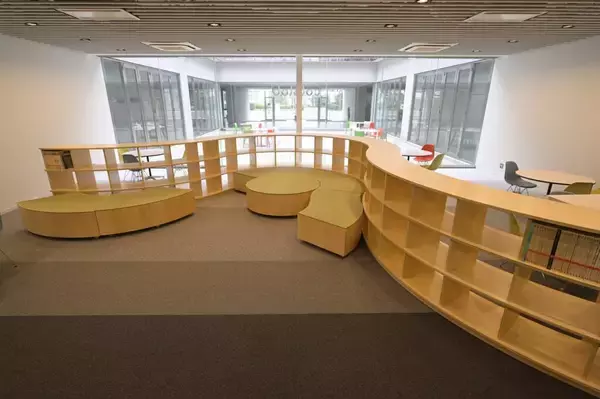 「東京工芸大学工学部の学生と教員が協働して設計　建築を学ぶ学生の交流と創造の拠点「建築ラウンジ」完成」の画像