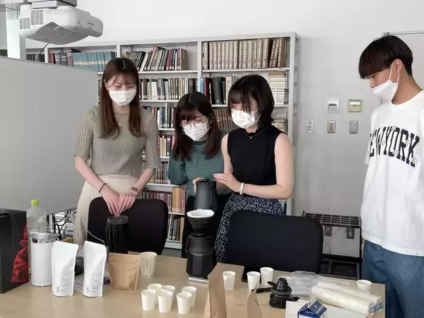 「【立正大学】カフェインを取り除いたコーヒーは不味いという印象が覆った! 学生が高校生と保護者を対象に試飲会を実施した調査で「飲まず嫌い」が明らかに ～経営学部生がデカフェを普及させるための販売促進に挑む～」の画像