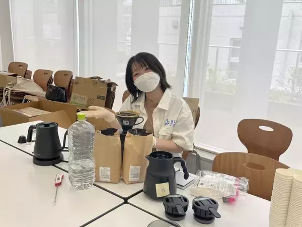 「【立正大学】カフェインを取り除いたコーヒーは不味いという印象が覆った! 学生が高校生と保護者を対象に試飲会を実施した調査で「飲まず嫌い」が明らかに ～経営学部生がデカフェを普及させるための販売促進に挑む～」の画像
