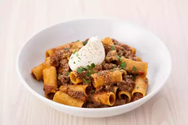 「ニューヨークレストラン「サラベス」バレンタインにもピッタリ！2月限定スペシャルメニュー「チョコレート エクスプロージョン」／「リガトーニボロネーゼ」」の画像