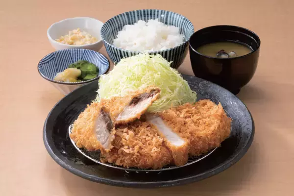 「【とんかつ神楽坂さくら】天然ぶりを味わう、春待ちフライ。脂のり豊かな九州産の旨みを衣で閉じ込めた「天然ぶりのフライ」が期間限定で登場。」の画像