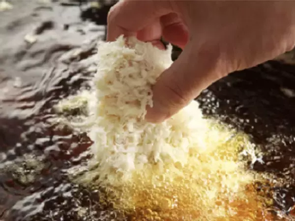 「【とんかつ神楽坂さくら】天然ぶりを味わう、春待ちフライ。脂のり豊かな九州産の旨みを衣で閉じ込めた「天然ぶりのフライ」が期間限定で登場。」の画像