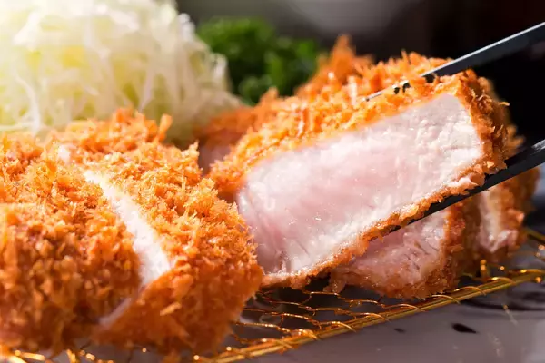 「【とんかつ神楽坂さくら】天然ぶりを味わう、春待ちフライ。脂のり豊かな九州産の旨みを衣で閉じ込めた「天然ぶりのフライ」が期間限定で登場。」の画像