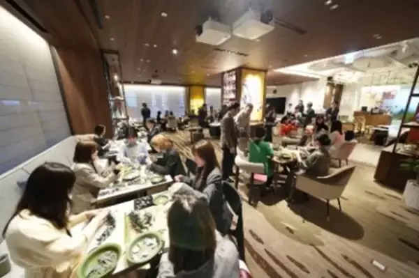 「ニコライ・バーグマン×三井デザインテック コラボレーションイベント　アーティスト監修の下、オフィスのリニューアル空間を彩るフラワーアート制作ワークショップを開催」の画像