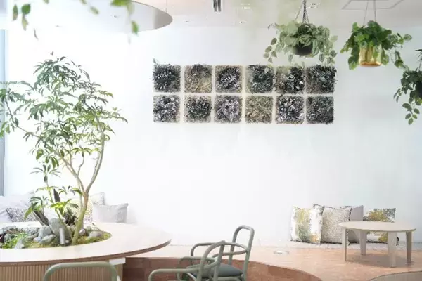 「ニコライ・バーグマン×三井デザインテック コラボレーションイベント　アーティスト監修の下、オフィスのリニューアル空間を彩るフラワーアート制作ワークショップを開催」の画像