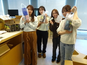 経済的困難下にあるひとり親世帯の女性に化粧品を届ける「コスメバンクプロジェクト」に武庫川女子大学の学生と附属高校の生徒が参加しました。