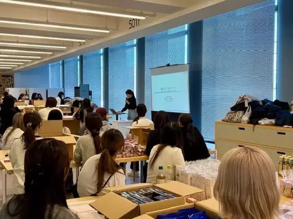 「経済的困難下にあるひとり親世帯の女性に化粧品を届ける「コスメバンクプロジェクト」に武庫川女子大学の学生と附属高校の生徒が参加しました。」の画像