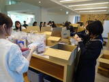 「経済的困難下にあるひとり親世帯の女性に化粧品を届ける「コスメバンクプロジェクト」に武庫川女子大学の学生と附属高校の生徒が参加しました。」の画像3