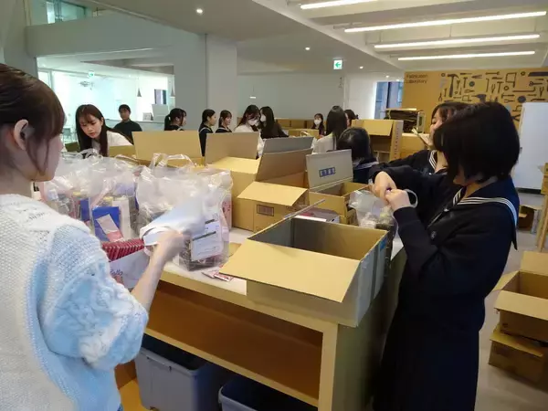 「経済的困難下にあるひとり親世帯の女性に化粧品を届ける「コスメバンクプロジェクト」に武庫川女子大学の学生と附属高校の生徒が参加しました。」の画像