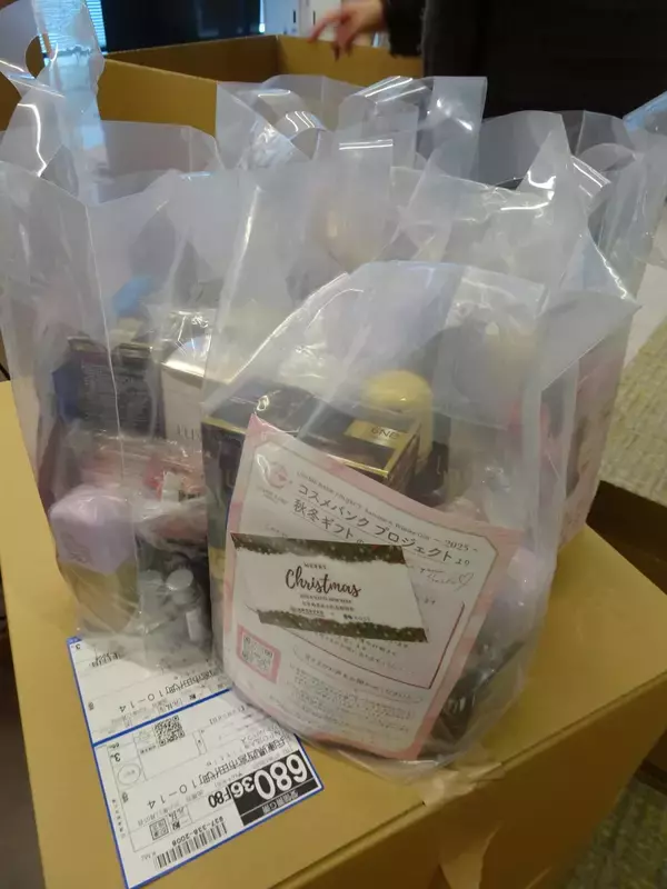 「経済的困難下にあるひとり親世帯の女性に化粧品を届ける「コスメバンクプロジェクト」に武庫川女子大学の学生と附属高校の生徒が参加しました。」の画像