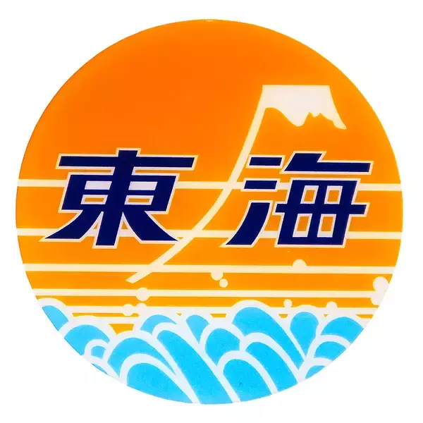 「旅の記憶を「透明」な輝きに閉じ込めて。JR東海のアイコニックなヘッドマークが、精巧なアクリルグッズになって登場！」の画像