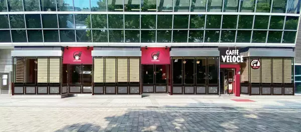 「驚異のスピードでSNSでも話題！『カフェ・ベローチェ 有明店』に全国の精鋭店長が集結！今年初「司令塔」体制で夏コミケに挑む～ 初登場「謎の黒ねこドリンク」と限定グッズも販売 ～」の画像