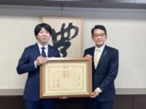 株式会社京進、紺綬褒章（褒状）を受章地域貢献活動の功績が認められ、豊中市にて12月11日に伝達式
