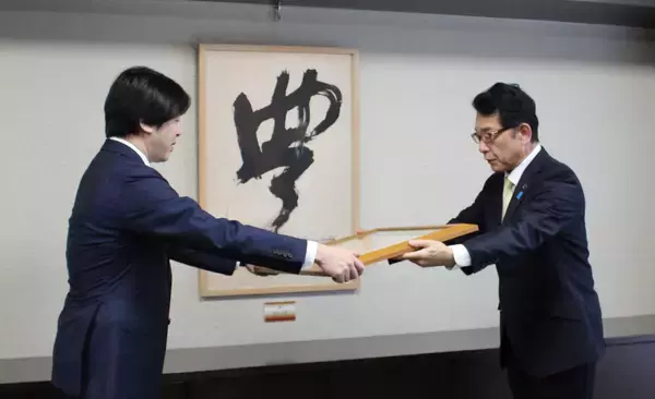 「株式会社京進、紺綬褒章（褒状）を受章地域貢献活動の功績が認められ、豊中市にて12月11日に伝達式」の画像