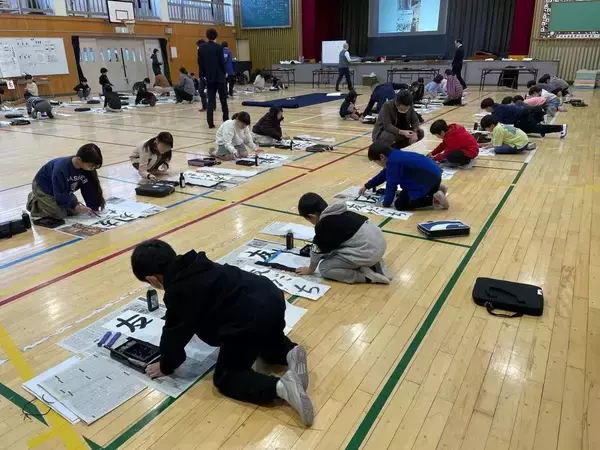 「大東文化大学が12月19・22日に板橋区内の小中学生を対象とした書き初め指導を実施 ― 同区との覚書に基づく連携事業の一環」の画像