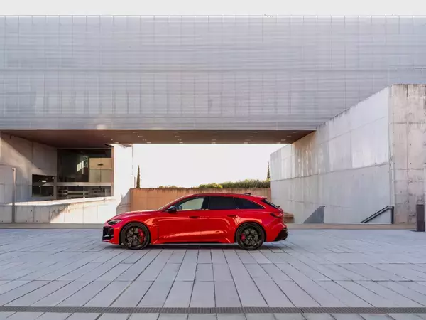 「新型Audi RS 5：ハイブリッドで実現するハイパフォーマンス」の画像