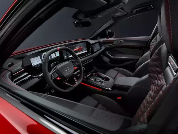「新型Audi RS 5：ハイブリッドで実現するハイパフォーマンス」の画像