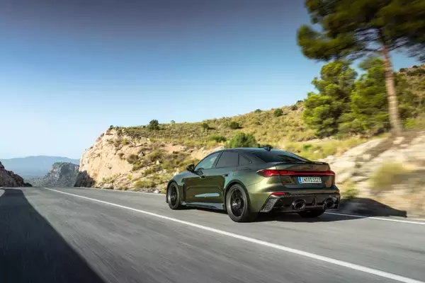 「新型Audi RS 5：ハイブリッドで実現するハイパフォーマンス」の画像