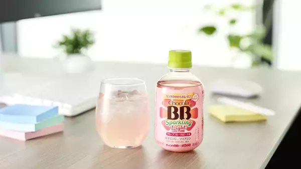 「チョコラBBブランドとダイドードリンコがコラボ「チョコラBB スパークリングライト」を新発売！手軽に楽しめる炭酸入り栄養機能食品（ナイアシン）」の画像