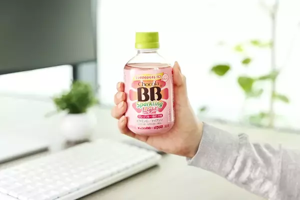 「チョコラBBブランドとダイドードリンコがコラボ「チョコラBB スパークリングライト」を新発売！手軽に楽しめる炭酸入り栄養機能食品（ナイアシン）」の画像