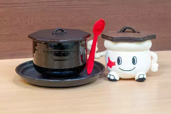 「好評につき再登場！年間５０万食以上販売の「名物ジャンボ茶わんむし」をモチーフにしたキャラクター「ジャンボくん」のぬいぐるみがアプリ特典に」の画像