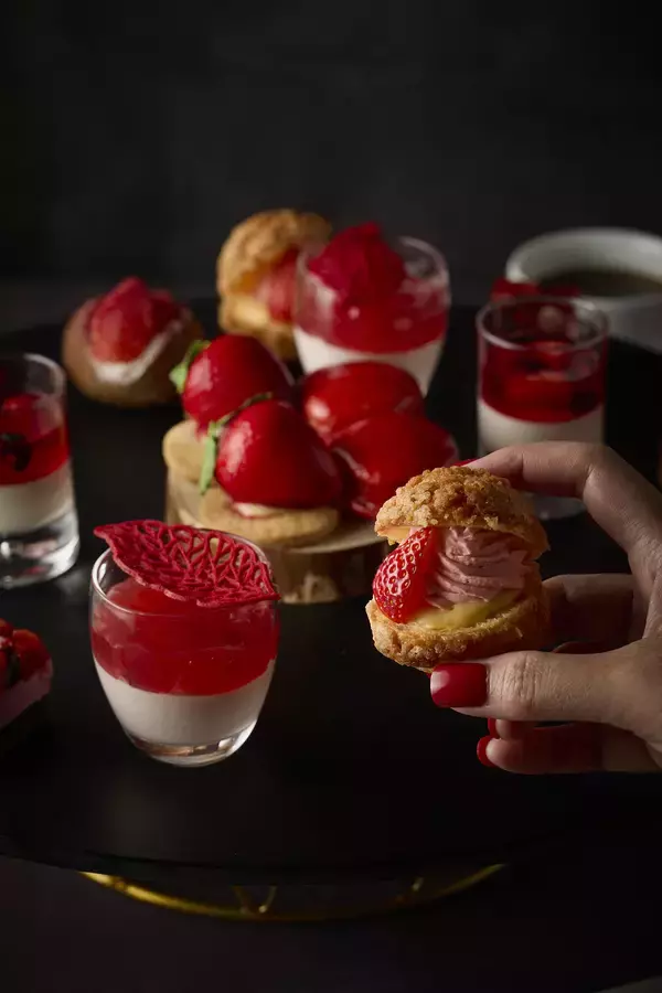 「【スカルペッタ東京】艶やかな赤が、春を彩る「Spring Strawberry Collection」アフタヌーンティー＆シャンパン・フリーフロー付きコース2026年3月スタート」の画像