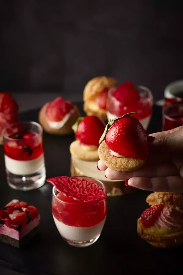 「【スカルペッタ東京】艶やかな赤が、春を彩る「Spring Strawberry Collection」アフタヌーンティー＆シャンパン・フリーフロー付きコース2026年3月スタート」の画像