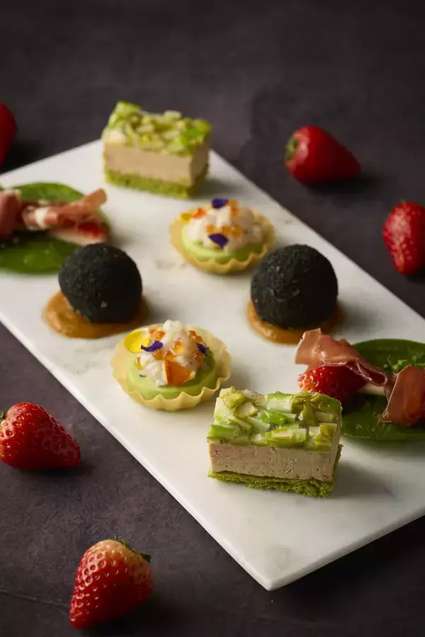 「【スカルペッタ東京】艶やかな赤が、春を彩る「Spring Strawberry Collection」アフタヌーンティー＆シャンパン・フリーフロー付きコース2026年3月スタート」の画像