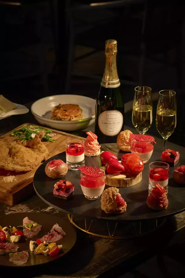 「【スカルペッタ東京】艶やかな赤が、春を彩る「Spring Strawberry Collection」アフタヌーンティー＆シャンパン・フリーフロー付きコース2026年3月スタート」の画像