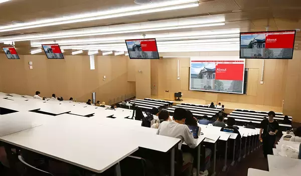「龍谷大学様 深草キャンパスにメディアスタジオを構築～学生の「発信したい」を実践につなげる映像制作環境づくり～」の画像