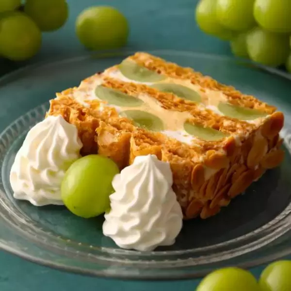 「【キハチ 青山本店】旬の “シャインマスカット” を重ねた秋のスペシャルデザート「KIHACHIのシャインマスカットパイ」が登場！甘み弾ける果肉を、2種類のクリームやサクサクのパイと味わう」の画像