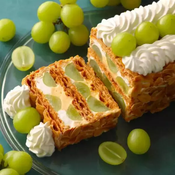 「【キハチ 青山本店】旬の “シャインマスカット” を重ねた秋のスペシャルデザート「KIHACHIのシャインマスカットパイ」が登場！甘み弾ける果肉を、2種類のクリームやサクサクのパイと味わう」の画像