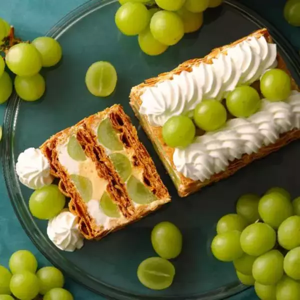 「【キハチ 青山本店】旬の “シャインマスカット” を重ねた秋のスペシャルデザート「KIHACHIのシャインマスカットパイ」が登場！甘み弾ける果肉を、2種類のクリームやサクサクのパイと味わう」の画像