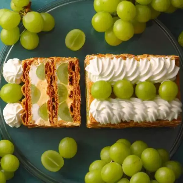 「【キハチ 青山本店】旬の “シャインマスカット” を重ねた秋のスペシャルデザート「KIHACHIのシャインマスカットパイ」が登場！甘み弾ける果肉を、2種類のクリームやサクサクのパイと味わう」の画像