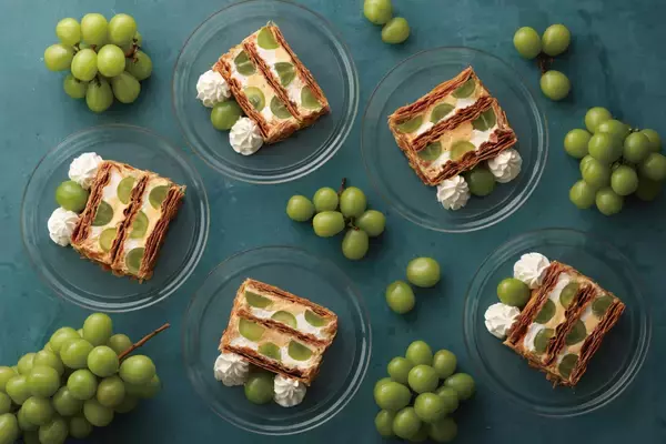 「【キハチ 青山本店】旬の “シャインマスカット” を重ねた秋のスペシャルデザート「KIHACHIのシャインマスカットパイ」が登場！甘み弾ける果肉を、2種類のクリームやサクサクのパイと味わう」の画像