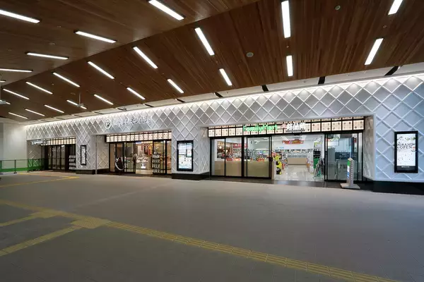 「特殊金属加工スペシャリストチーム「Demold」、金属を体感できる展示「あるみのもり」と自在成形パネル新柄4種を初披露」の画像